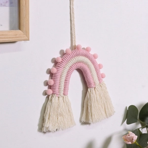 Décoration murale arc-en-ciel tissée rose et blanc avec pompons pour la chambre