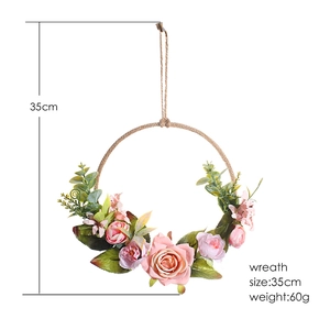 Dettaglio di ghirlanda di rose artificiali da 35cm con fiori rosa ed eucalipto