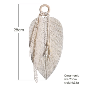 Decorazione da parete in macramè a forma di foglia in cotone crema fatta a mano, 28cm