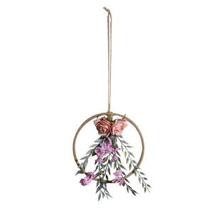 Dettaglio di rose di seta rosa e fiori viola su una corona di fiori in corda di canapa
