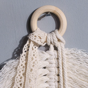 Decorazione da parete in macramè fatta a mano con corda di cotone e anello di legno