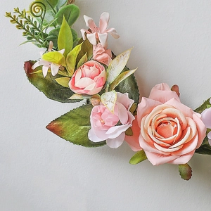 Ghirlanda di rose rosa artificiali per decorazione murale e allestimenti nuziali