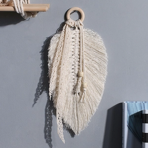 Decorazione da parete piuma in macramè con anello in legno e trame in corda di cotone