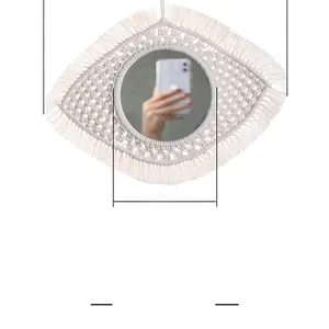 Détail du miroir macramé œil de démon avec miroir de 15 cm et franges en coton tissé