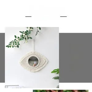 Détail du miroir macramé fait main en forme d'œil maléfique avec franges en coton fin