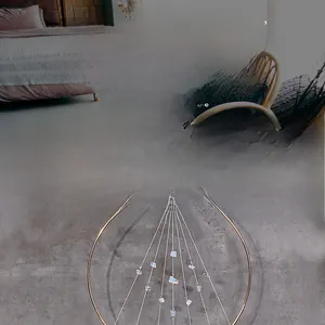 Détail d'un attrape-rêves bohème fait main avec des cristaux noirs naturels suspendus