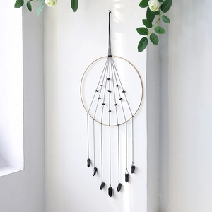 Décoration murale attrape-rêves bohème avec pierres noires et anneau doré brillant