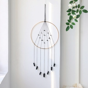 Décoration murale attrape-rêves en cristal noir avec anneau en métal doré élégant