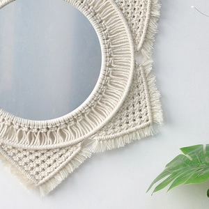 Primer plano detallado del tejido de macramé hecho a mano en un espejo de pared redondo boho