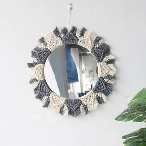 Espejo de pared redondo de macramé con flecos tejidos en gris oscuro y beige