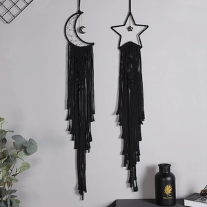 Detail der handgefertigten schwarzen Makramee Wanddeko mit Mond und Sternenmotiven