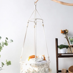 Hamac pour chat en macramé fait main avec coussin en peluche et pompons style bohème