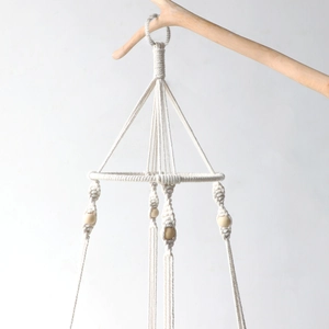Vue détaillée du cordage en coton tissé main et des anneaux en bois pour hamac de chat