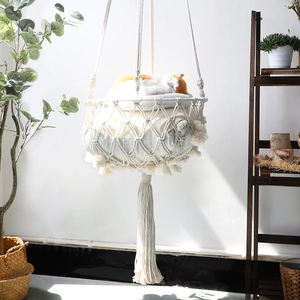 Détail du hamac pour chat en macramé fait main avec de longues franges décoratives
