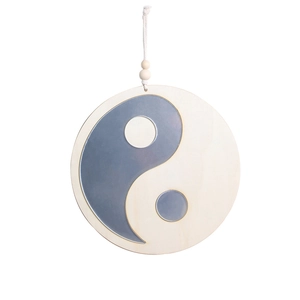 Détail du décor mural yin yang en bois avec miroir acrylique et corde à perles