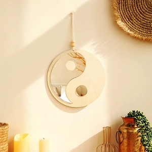 Gros plan du miroir mural Yin Yang avec cadre en bois naturel et corde de coton décorative