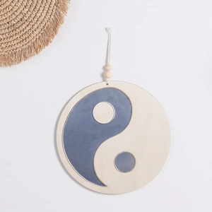 Vue détaillée de la décoration murale Yin Yang en bois avec perles et cordon de coton