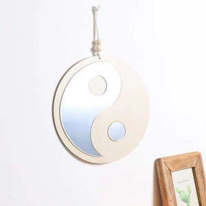Gros plan du miroir mural Yin Yang avec cadre en bois et cordelette pour déco zen