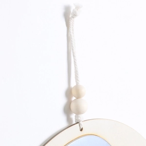 Détail d'un miroir mural bohème avec attache en corde de coton et perles en bois