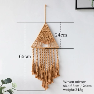 Dettaglio dimensioni di una decorazione da parete boho gialla intrecciata a mano a triangolo