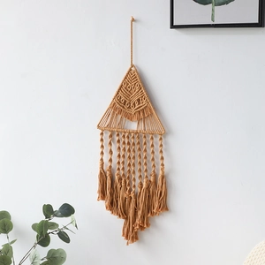 Dettaglio di questa decorazione murale boho tessuta a mano con nappe in cotone e stile etnico