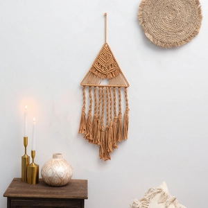 Decorazione da parete in macramè fatta a mano con design a triangolo e nappe boho