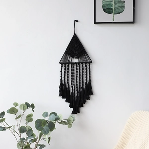 Dettaglio decorazione da parete in macramè nero fatto a mano con frange stile boho