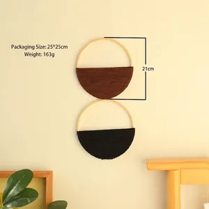 Détail de poches murales en macramé faites main avec cadre en bois et dimensions de taille