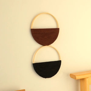 Vue macro de décoration murale bohème avec cercles en bois et détails de corde tissée
