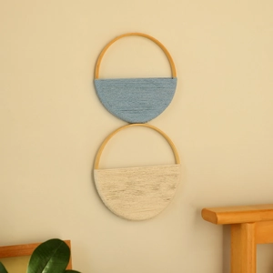 Détail de paniers muraux bohèmes faits main en coton bleu et beige pour décoration