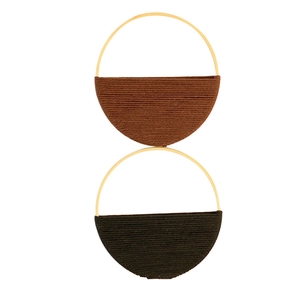 Boucles d'oreilles bohèmes en forme de D avec anneau doré et fils marron et vert foncé faits main