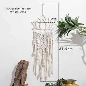 Détail d'une tenture murale en macramé bohème avec cadre lotus en bois et perles