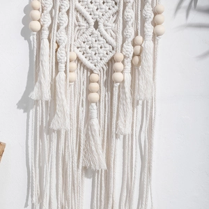 Décoration murale bohème en macramé avec perles en bois et pompons artisanaux