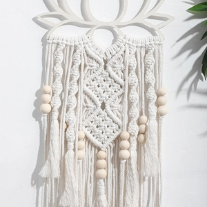 Détail de tenture murale en macramé bohème avec cadre lotus en bois et franges