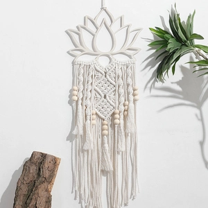 Détail d'une tapisserie macramé bohème avec cadre en bois de lotus et franges en coton