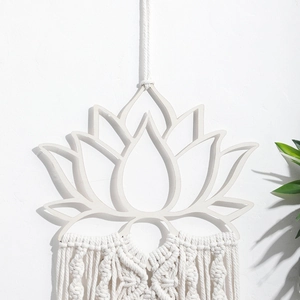 Suspension murale bohème en macramé avec lotus en bois et corde de coton blanc cassé