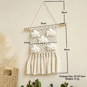 Vue détaillée du macramé nuage avec bâton de 35cm et corde de suspension de 20cm
