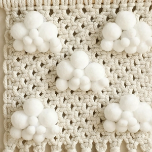 Tenture murale en macramé fait main avec nuages en pompons et franges décoratives