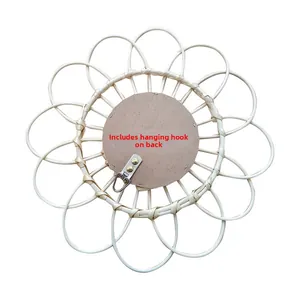 Détail de l'arrière du miroir en bambou avec crochet métallique mural intégré