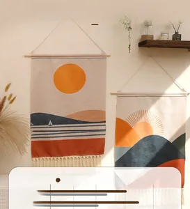 Dettaglio dell'arazzo boho con asta in legno e nappe in cotone fatte a mano