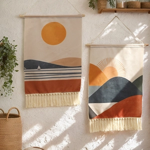 Arazzo bohémien tessuto con sole e tramonto, nappe e asta in legno decorativa