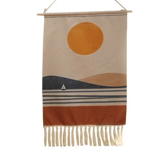 Arazzo bohémien con tramonto geometrico sulle montagne e nappe decorative bianche