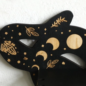 Étagère murale noire en bois avec gravures soleil lune serpent pour cristaux et déco