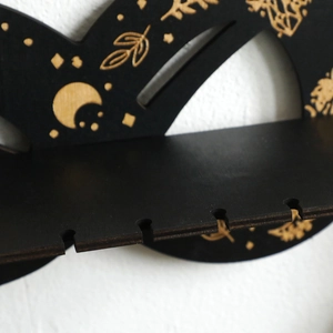 Détail de l'étagère lune en bois avec gravures célestes dorées et crochets muraux