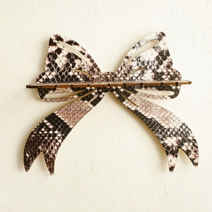 SNAKE SKIN PATTERN BOW-SHAPED CRYSTAL WALL SHELF WITH WOODEN BRACKET FOR JEWELRY DISPLAY