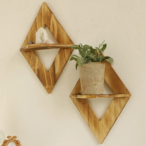 Juego de dos estantes de pared de madera en forma de rombo con acabado de grano natural