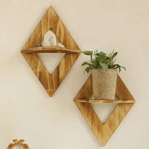 Detalle de estantes de pared de madera en forma de rombo con vetas de madera natural