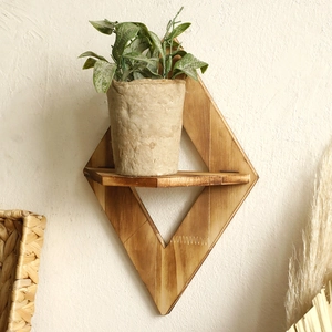 Detalle de estante de pared de madera maciza en forma de rombo con textura natural