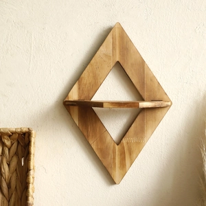 Detalle de estante de pared de madera en forma de diamante con veta natural y textura