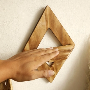 Estante de pared minimalista de madera en forma de rombo con veta natural deco